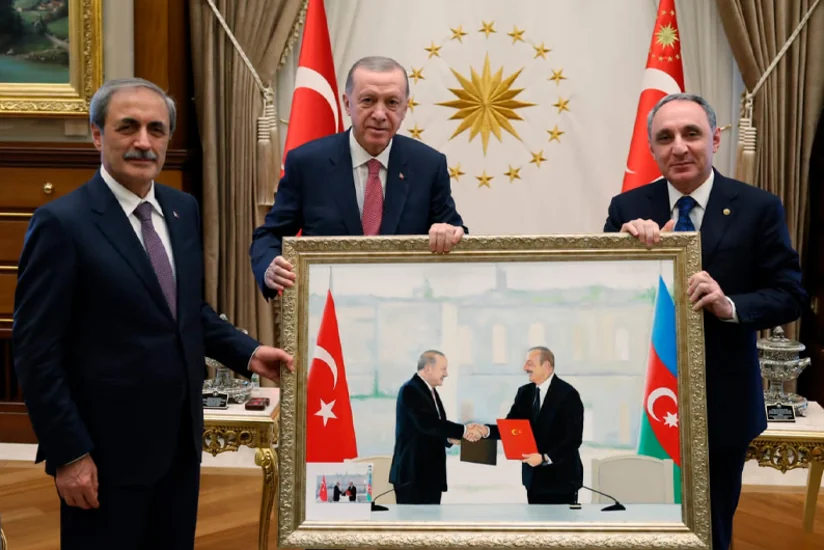 Kamran Əliyev Ərdoğana tarixi rəsm əsəri təqdim edib