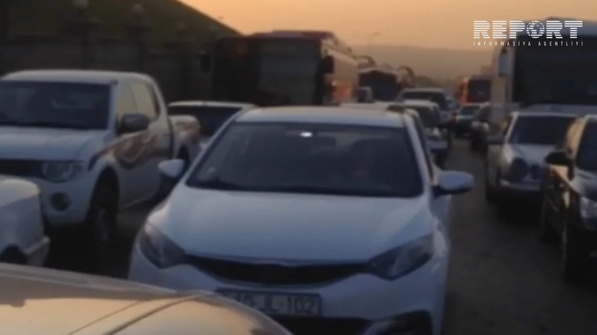 Bakı-Sumqayıt avtomobil yolunda tıxac yaranıb, sərnişinlər paytaxta piyada gəlir - FOTO - VİDEO
