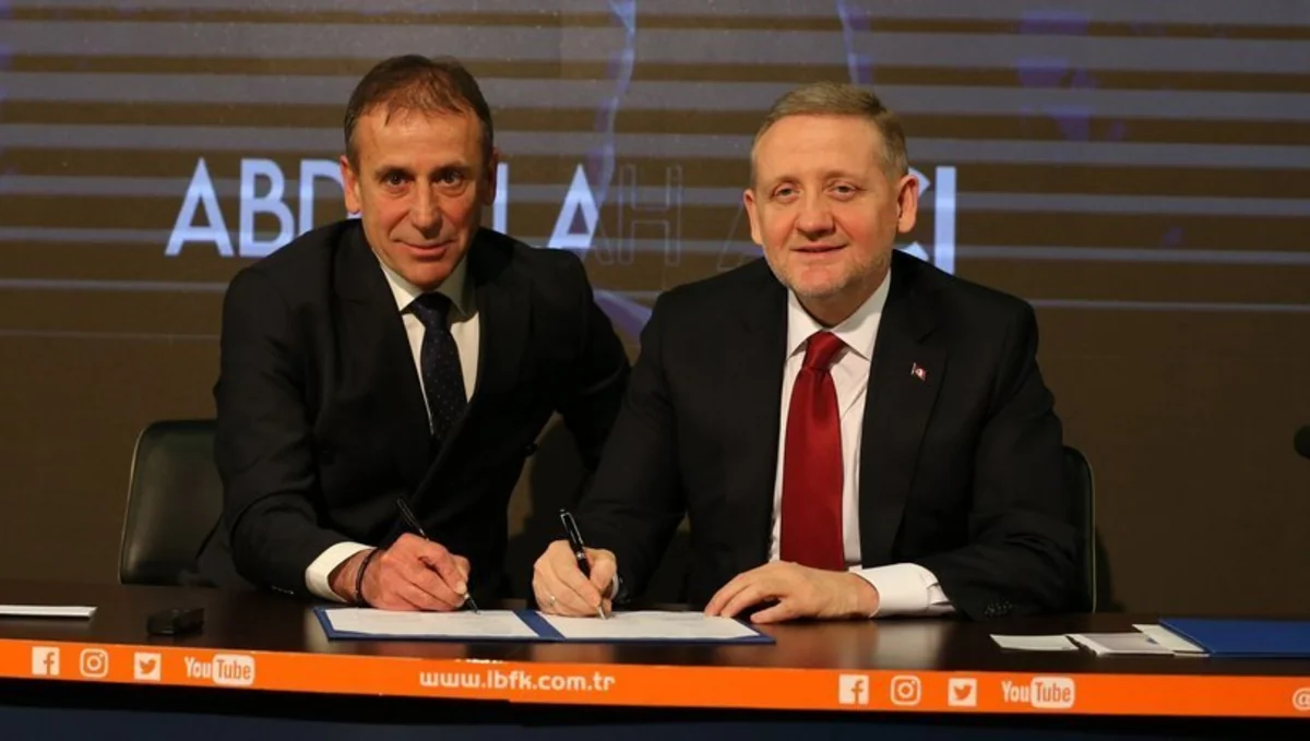 Türkiyə Super Liqasının lideri baş məşqçisi ilə uzunmüddətli müqavilə imzalayıb