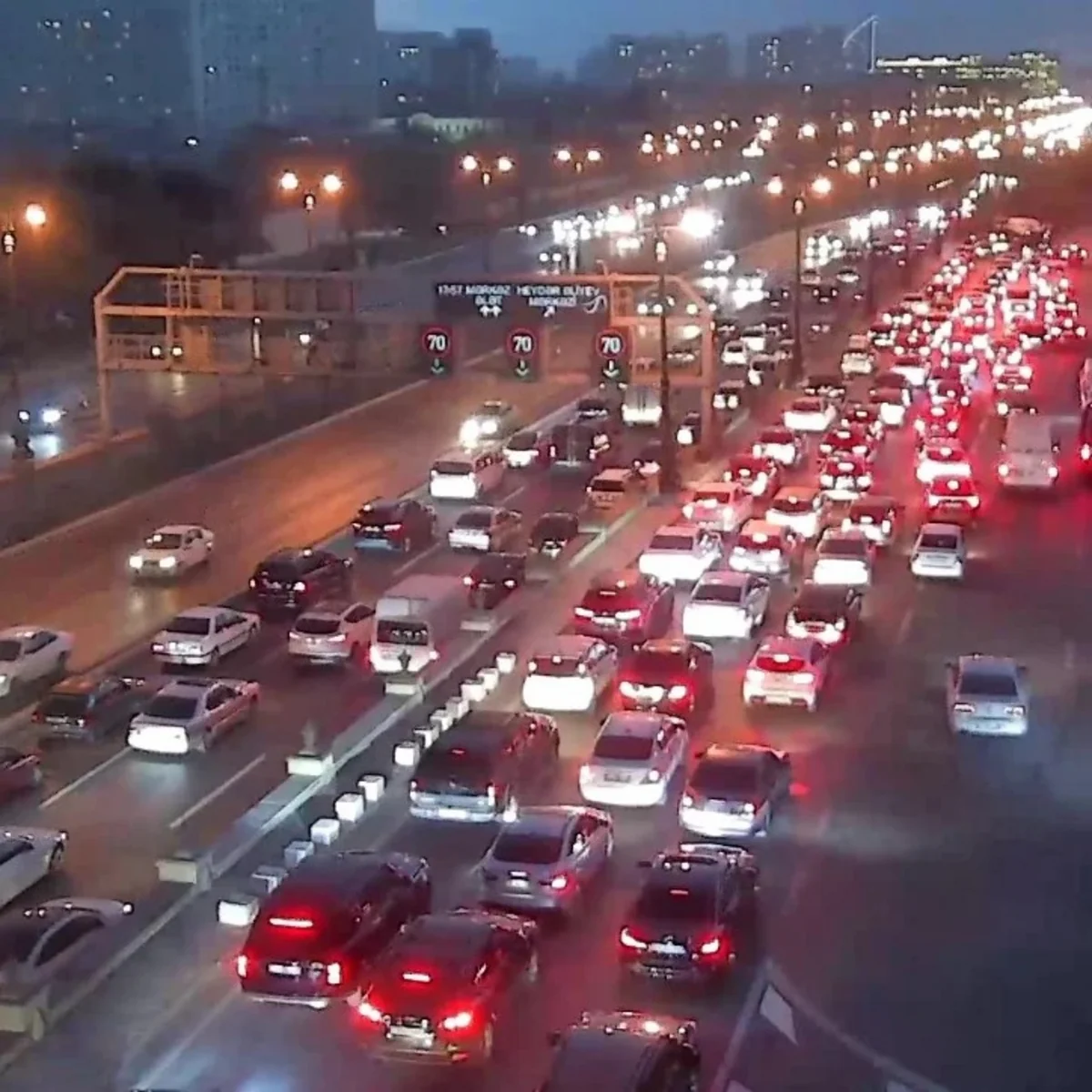 Bakının 17 yolunda tıxac yaranıb - SİYAHI