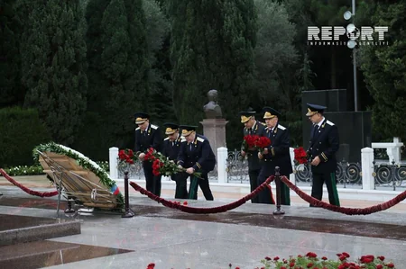 Prokurorluq işçiləri Fəxri və Şəhidlər xiyabanlarını ziyarət ediblər - FOTO