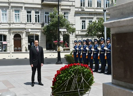 ​Prezident İlham Əliyev Azərbaycan Xalq Cümhuriyyətinin şərəfinə ucaldılmış abidəni ziyarət edib