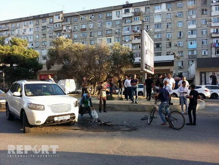 Bakıda taksi xidmətinə məxsus avtomobil qəza törədib - FOTO