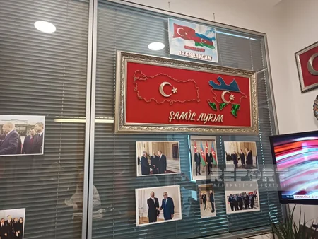 Türkiyəli deputat parlamentdəki iş otağında Azərbaycan guşəsi yaradıb