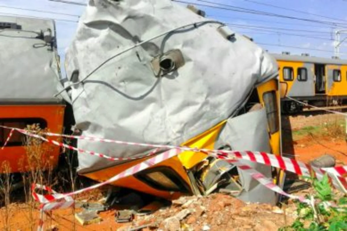 В результате столкновения поездов в ЮАР один человек погиб, более 240 ранены