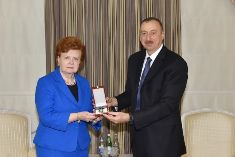​Prezident İlham Əliyev Latviyanın keçmiş dövlət başçısına Azərbaycanın yüksək dövlət mükafatını təqdim edib