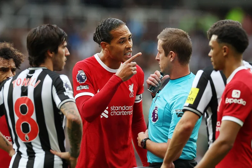 “Liverpul”un kapitanı hakimi təhqir etməkdə ittiham olunur