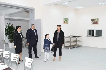 Azərbaycanın birinci xanımı Şüvəlanda körpələr evi-uşaq bağçasının açılışında iştirak edib