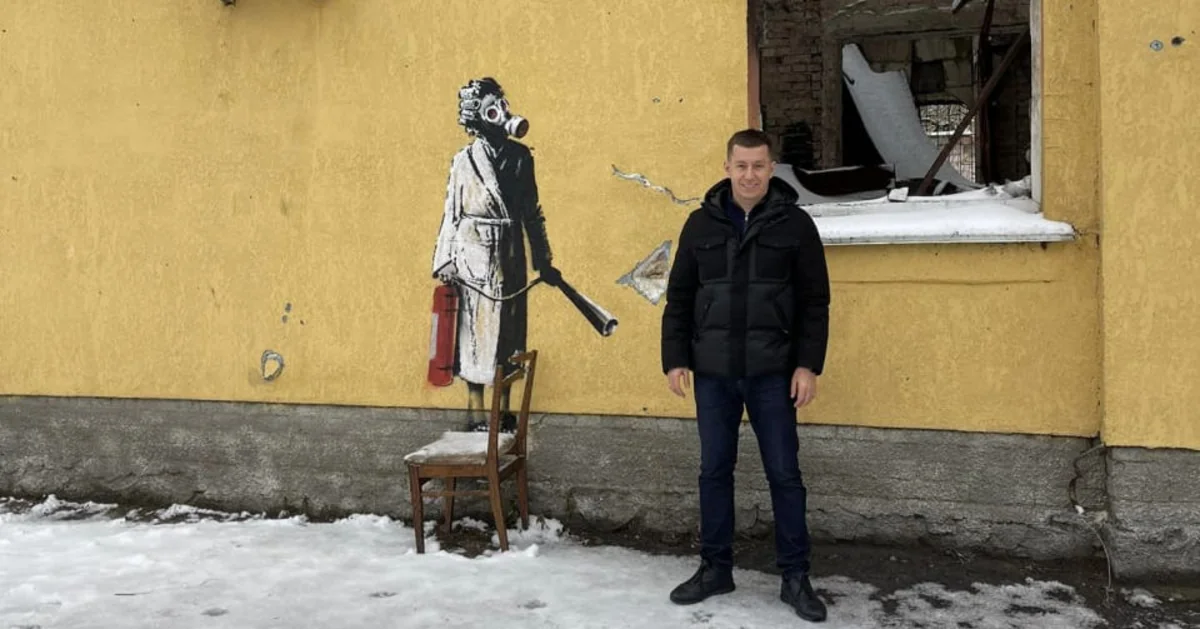 В Украине с фасада здания срезали граффити Бэнкси