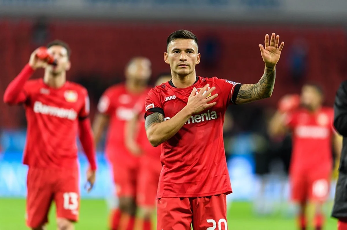 Almaniya klubu çilili futbolçu ilə müqaviləni yenilədi