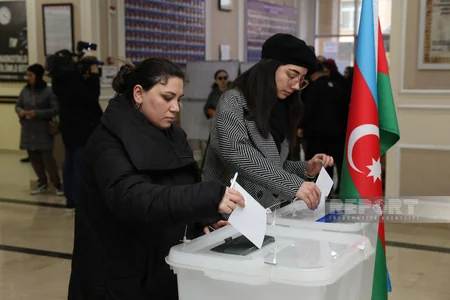 Paytaxtdakı seçki məntəqələrində seçici fəallığı davam edir - FOTOREPORTAJ