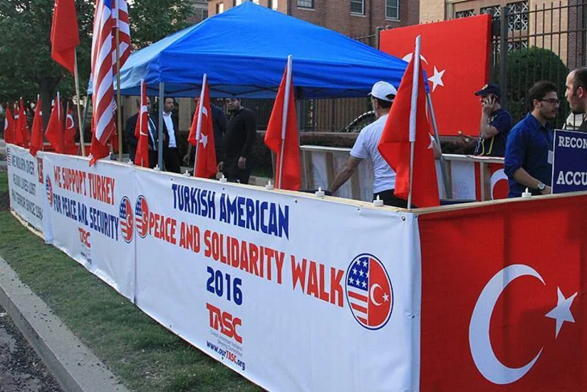 Türklər ​Türkiyənin ABŞ-dakı səfirliyinin binası qarşısında keşik çəkməyə başlayıblar