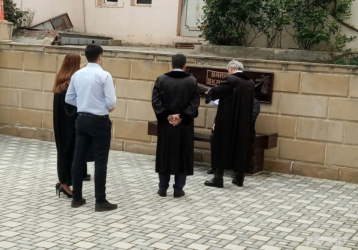 Azərbaycanda məhkəmə hakimi tərəfləri Barışıq skamyasında oturdaraq barışdırıb