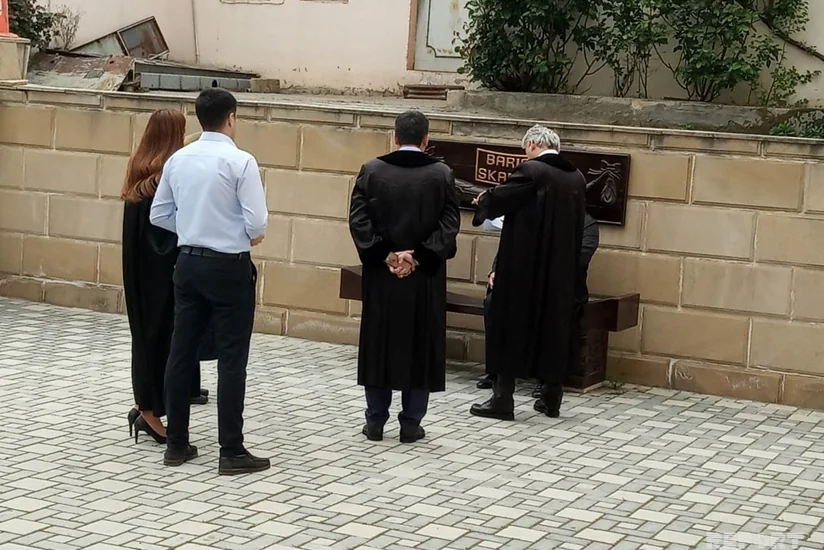 Azərbaycanda məhkəmə hakimi tərəfləri Barışıq skamyasında oturdaraq barışdırıb