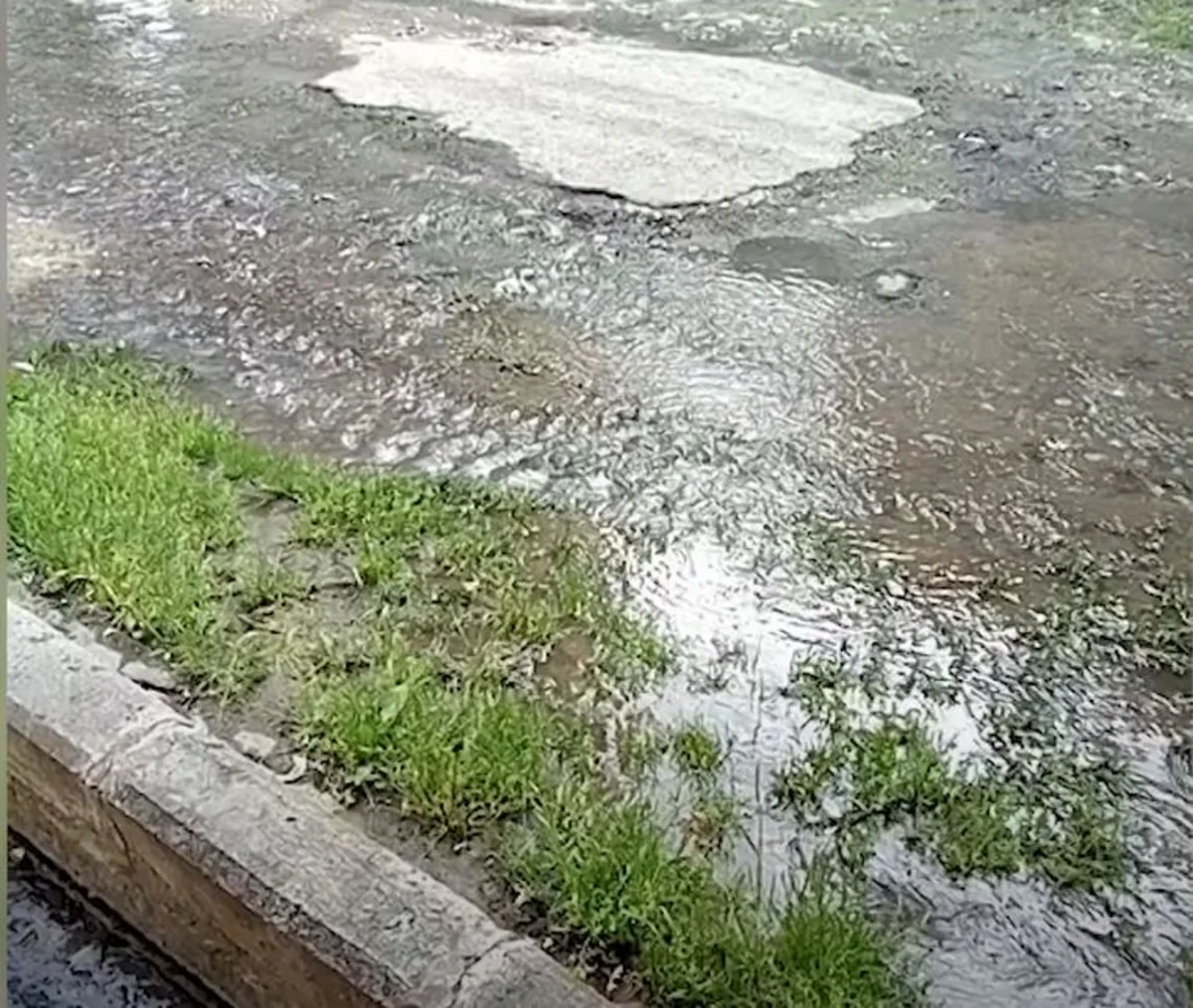 Partlayan su borusunun təmiri daha ciddi problemlərə səbəb oldu - VİDEO