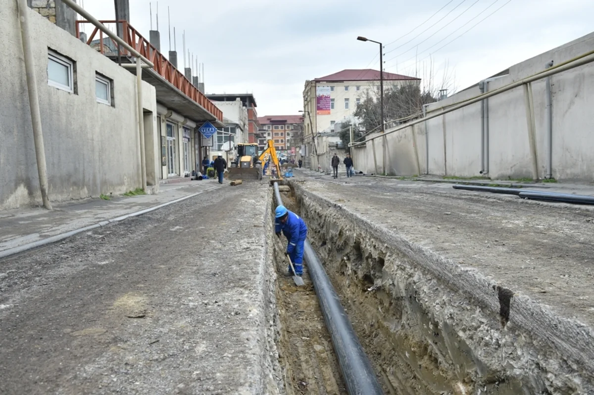 “Azərsu” Bakının daha bir küçəsinə yeni su kəməri çəkir