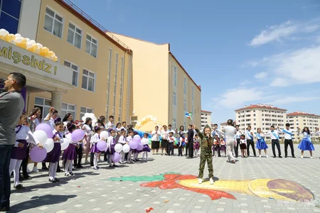 Təhsil naziri məcburi köçkün şagirdlərin Son zəngində  - FOTOREPORTAJ