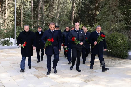 Dünya Kikboksinq Təşkilatları Assosiasiyasının prezidenti Heydər Əliyevin məzarını ziyarət edib