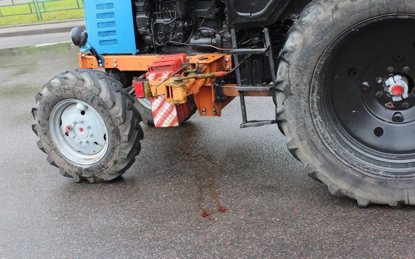 Beyləqanda minik avtomobili ilə traktor toqquşub, sürücülərdən biri ölüb