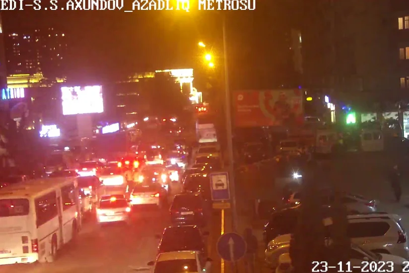 В Баку из-за пожара ограничено движение в направлении улицы Ахундова