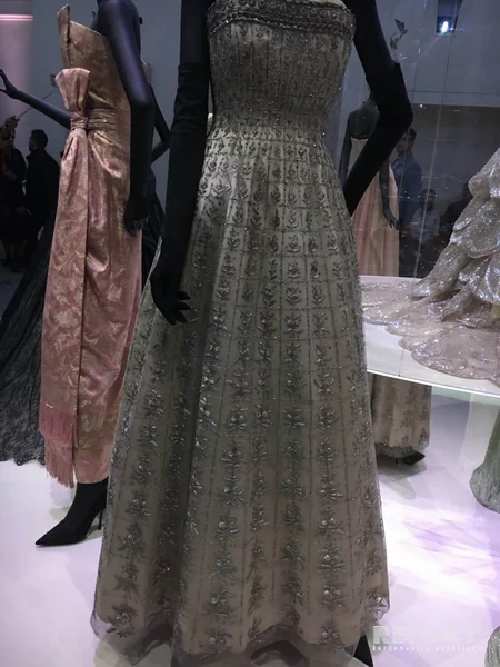 Parisdə məşhur modelyer Kristian Diorun yaradıcılığının 70 illiyi qeyd olunub - FOTOREPORTAJ
