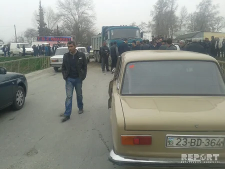 Göyçayda minik avtomobili ilə yük maşını toqquşub, xəsarət alan var - FOTO