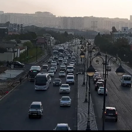 Bakının bir sıra yollarında nəqliyyatın sıxlığı müşahidə edilir