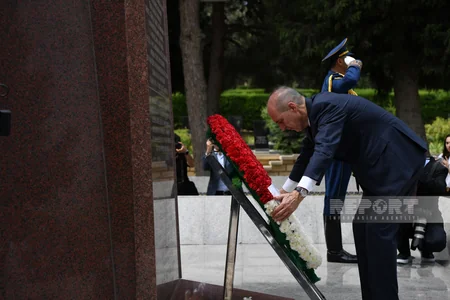 Türkiyə parlamentinin sədri Heydər Əliyevin məzarını, Şəhidlər Xiyabanını və Türk Şəhidliyini ziyarət edib - YENİLƏNİB