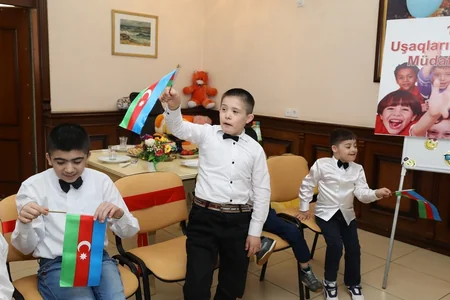 Nazir sağlamlıq imkanları məhdud uşaqlarla görüşüb