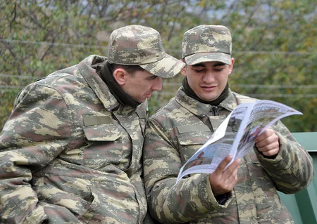 Döyüşlərdə iştirak edən şəxsi heyət arasında təbliğat işləri davam edir
