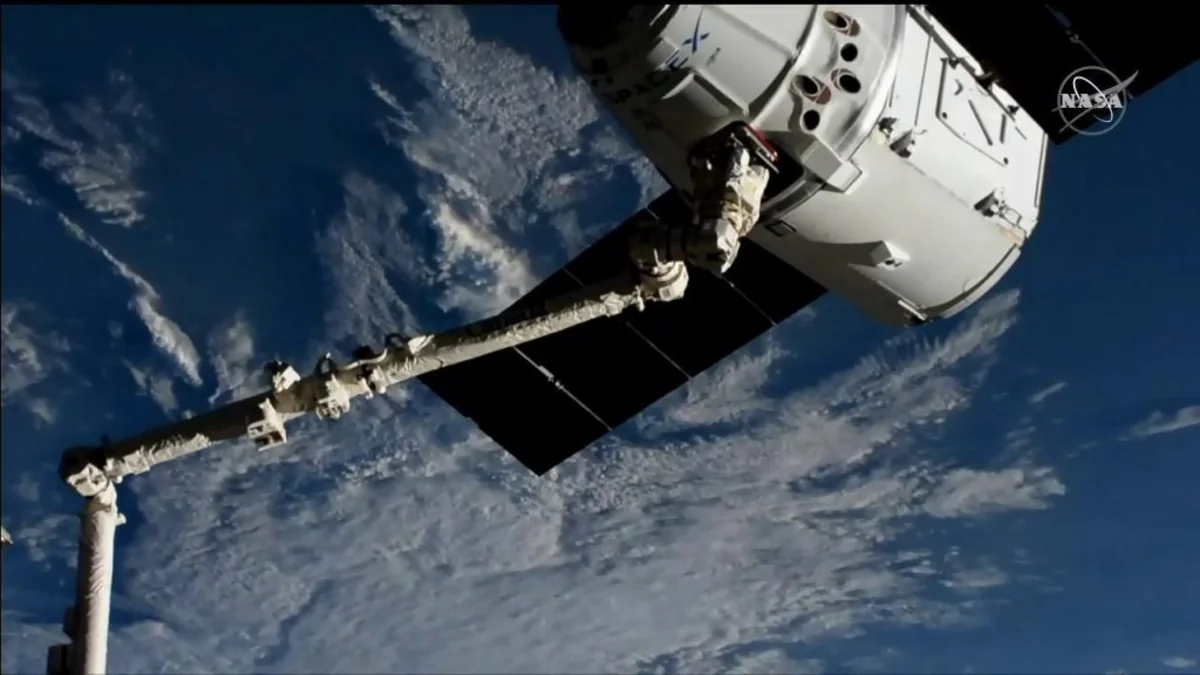Корабль SpaceX Dragon доставил на МКС более 2,5 тонны грузов