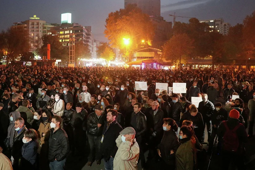 Правящая фракция Армении против отмены военного положения