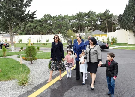Mehriban Əliyeva Mərdəkanda körpələr evi-uşaq bağçasının açılışında iştirak edib