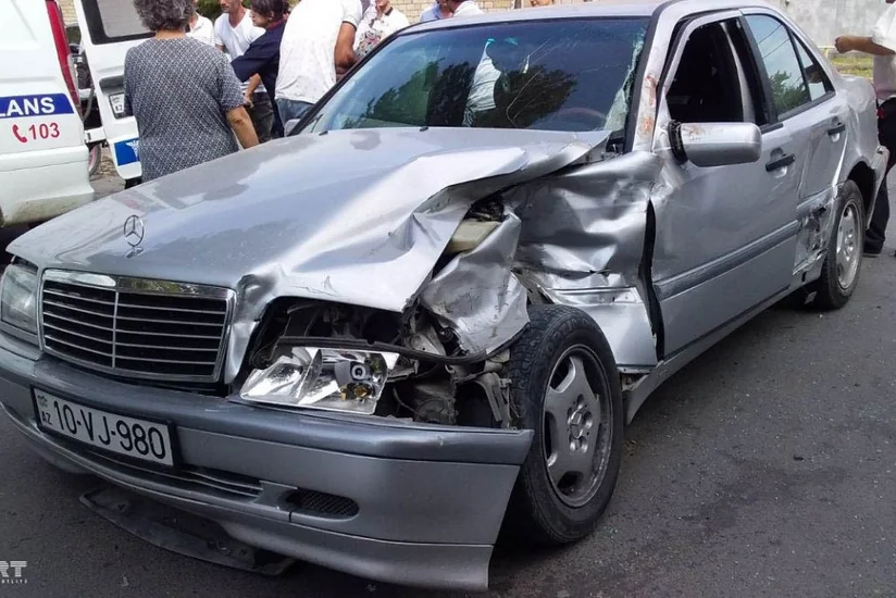 В Мингячевире автомобиль с невестой попал в ДТП, есть раненые