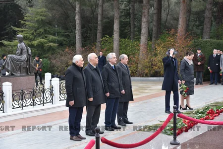 YAP rəhbərliyi ümummilli lider Heydər Əliyevin məzarını ziyarət edib