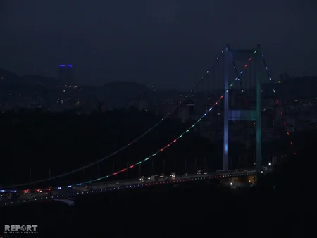 İstanbulun məşhur asma körpüsü Azərbaycan bayrağının rəngləri ilə işıqlanıb - FOTO - VİDEO