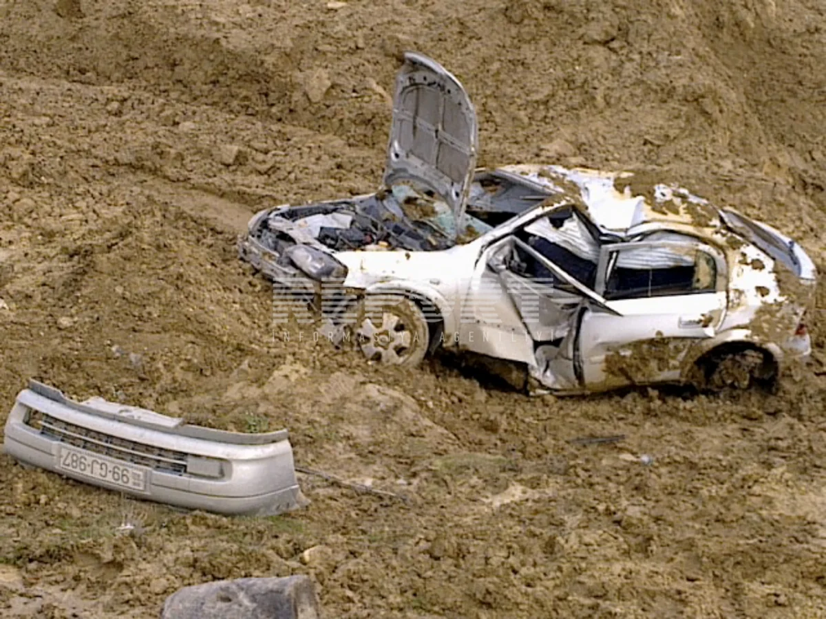 Avtomobil dərəyə yuvarlandı: 3 nəfər yaralanıb - FOTO