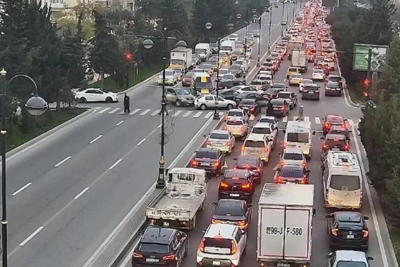 Bakının bir sıra yollarında tıxac yaranıb