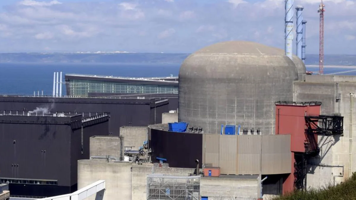 Blast rocks a nuclear power plant in France