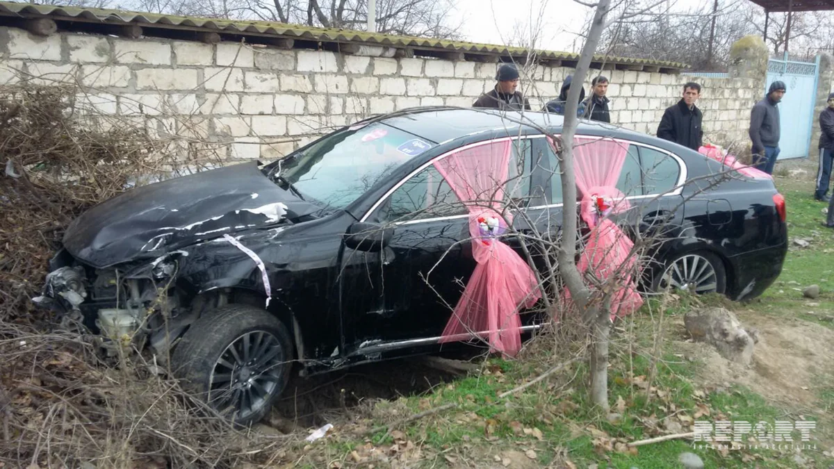 В Агдаме автомобиль заведующего отделом из свадебного кортежа сбил пешехода - ФОТО