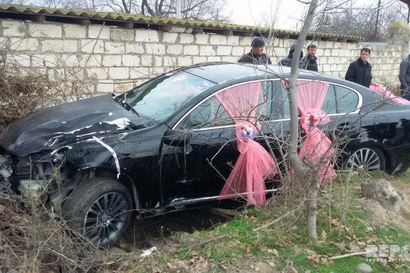 В Агдаме автомобиль заведующего отделом из свадебного кортежа сбил пешехода - ФОТО
