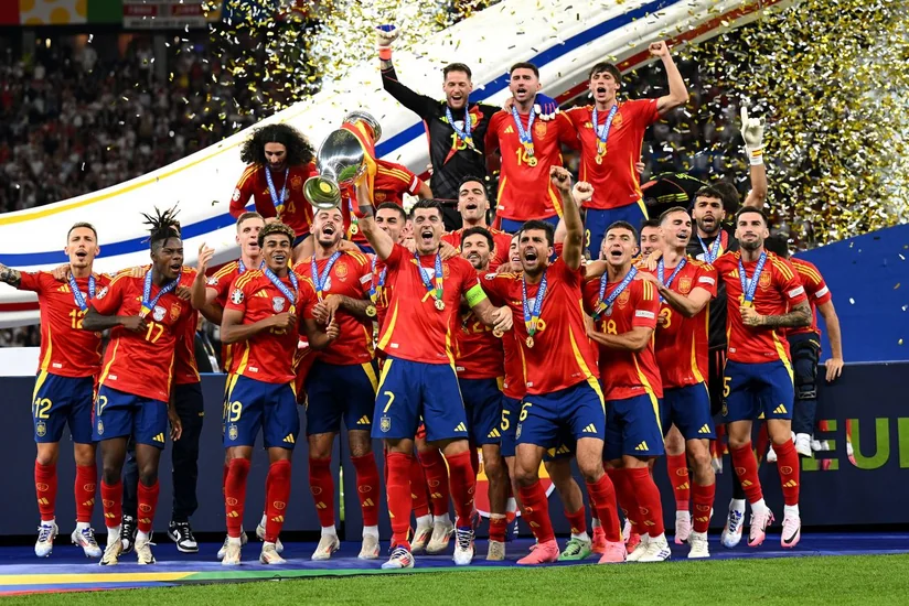 Avropa çempionatında ilk dəfə bir komandanın iki futbolçusu ən yaxşı seçilib