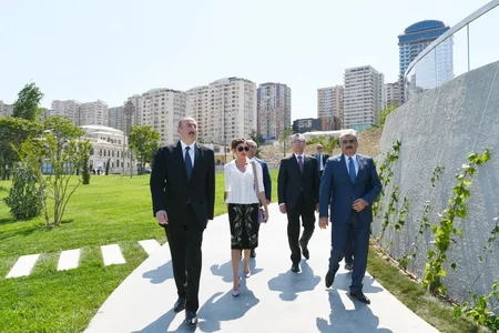 President Ilham Aliyev attends opening of garden outside Tazapir mosque and Central Park built along Fuzuli street