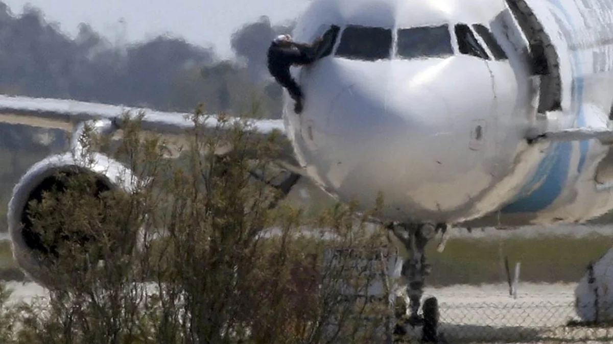 ​Misir EgyptAirə məxsus təyyarəni qaçıran şəxsin ekstradisiyasını tələb edib