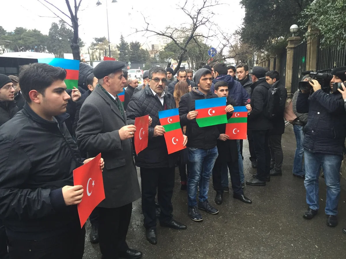 Azərbaycan gəncləri Ankarada terror aktında dünyasını dəyişənləri yad ediblər - FOTO