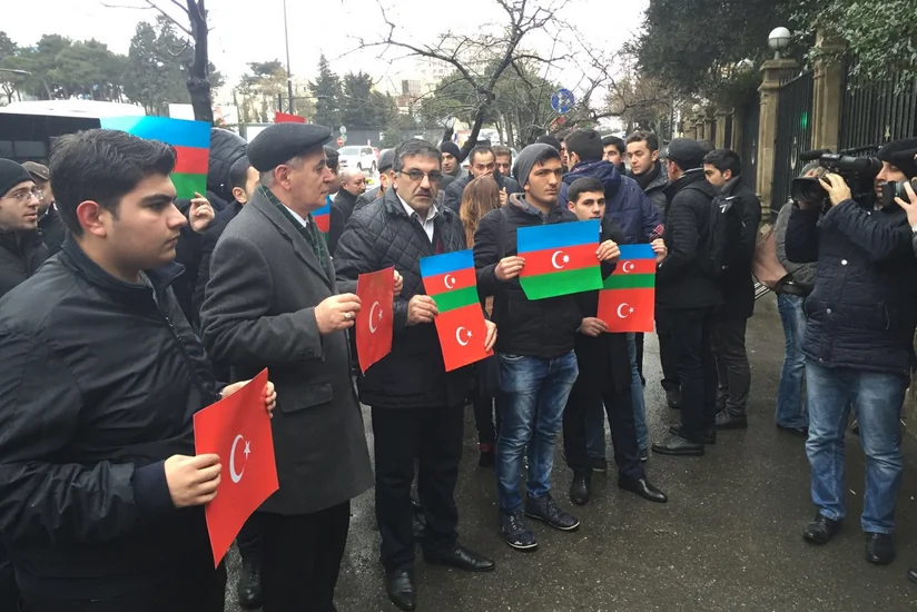 Azərbaycan gəncləri Ankarada terror aktında dünyasını dəyişənləri yad ediblər - FOTO