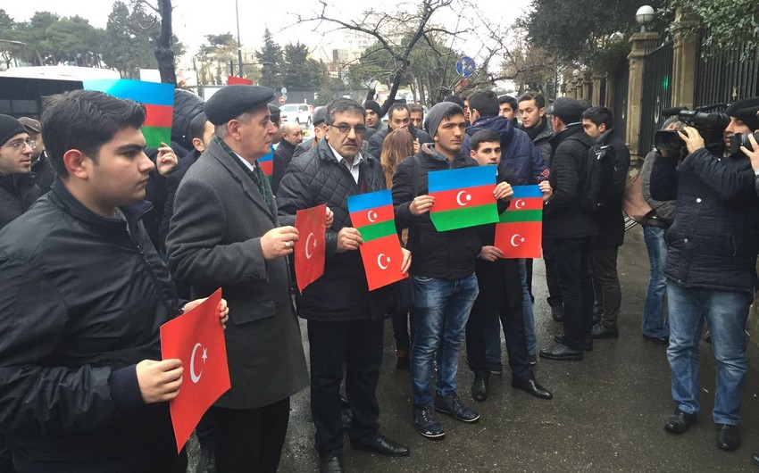 Azərbaycan gəncləri Ankarada terror aktında dünyasını dəyişənləri yad ediblər - FOTO
