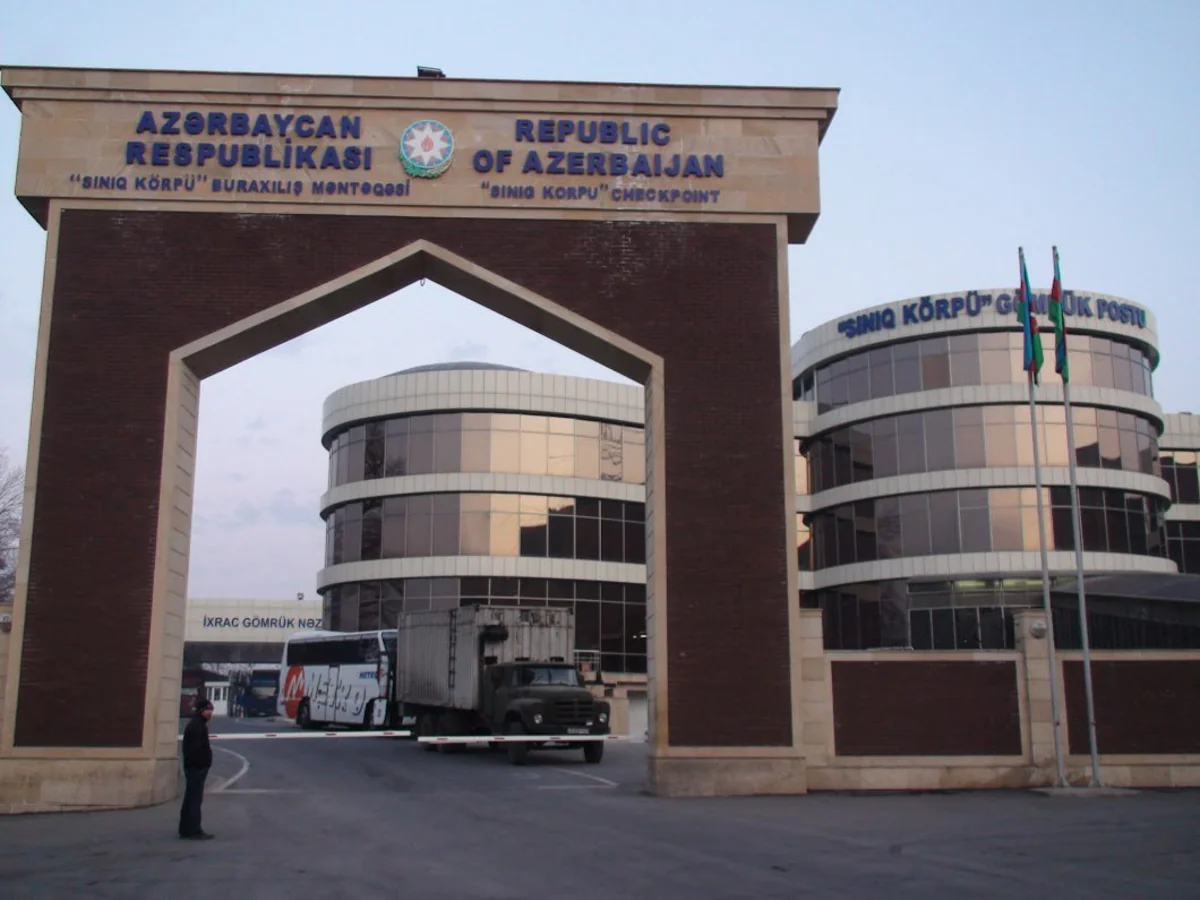 Azərbaycan vətəndaşının avtomobilində aksizsiz spirtli içki aşkarlanıb