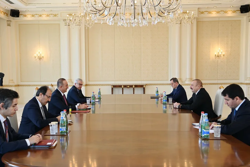 Президент Ильхам Алиев принял министра иностранных дел Турции