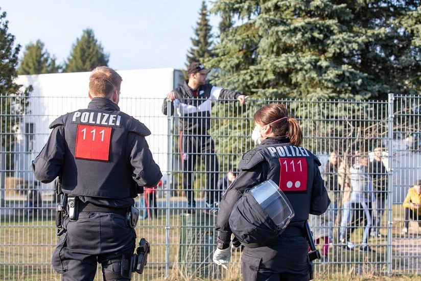 Almaniyada qaçqın düşərgəsinə polis basqını: saxlanılanlar var